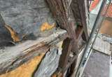 Løse og defekte murtavler er fjernede for at kunne udluse rådskadet tømmer